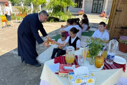 O zi plină de culoare și de bucurie în Parohia Izvoarele, județul Galați – fotografia 19