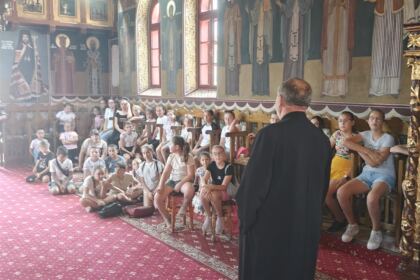 „Aripi pentru suflet” – o tabără cu rugăciune, joacă și binecuvântare la Rădești – fotografia 9
