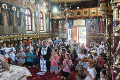 „Aripi pentru suflet” – o tabără cu rugăciune, joacă și binecuvântare la Rădești – fotografia 17