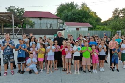 „Aripi pentru suflet” – o tabără cu rugăciune, joacă și binecuvântare la Rădești – fotografia 32