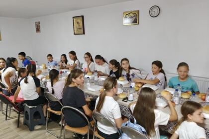 „Aripi pentru suflet” – o tabără cu rugăciune, joacă și binecuvântare la Rădești – fotografia 34