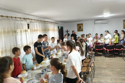 „Aripi pentru suflet” – o tabără cu rugăciune, joacă și binecuvântare la Rădești – fotografia 43