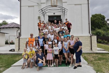 „Aripi pentru suflet” – o tabără cu rugăciune, joacă și binecuvântare la Rădești – fotografia 50