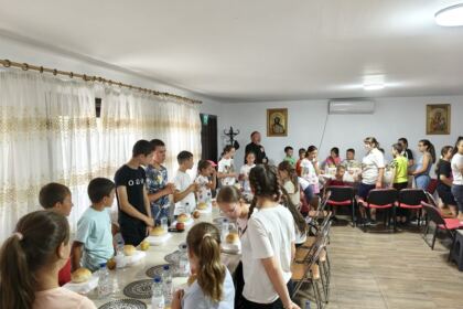 „Aripi pentru suflet” – o tabără cu rugăciune, joacă și binecuvântare la Rădești – fotografia 53