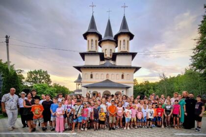 Activități de vacanță pentru 100 de copii, la Mănăstirea Toflea – fotografia 1