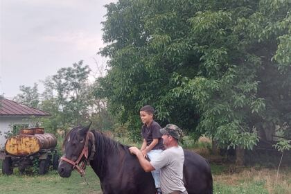 Tineri din Parohia „Adormirea Maicii Domnului” din Tecuci, pelerini la mănăstiri din Arhiepiscopia Dunării de Jos – fotografia 1