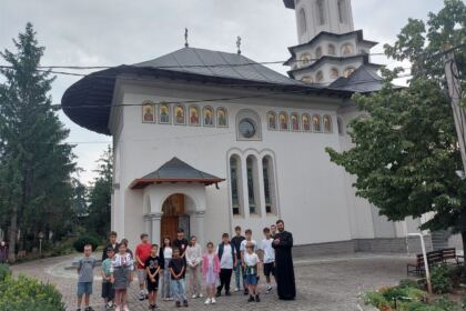 Tineri din Parohia „Adormirea Maicii Domnului” din Tecuci, pelerini la mănăstiri din Arhiepiscopia Dunării de Jos – fotografia 4