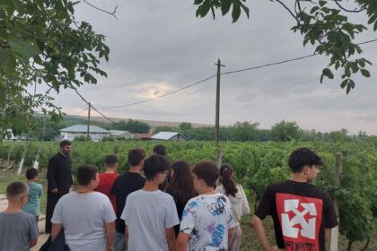 Tineri din Parohia „Adormirea Maicii Domnului” din Tecuci, pelerini la mănăstiri din Arhiepiscopia Dunării de Jos – fotografia 5