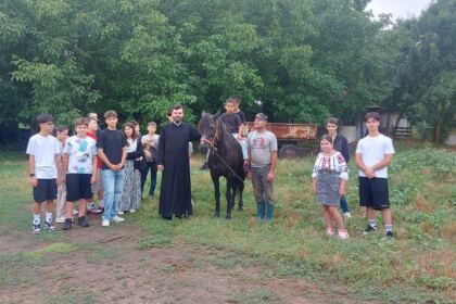 Tineri din Parohia „Adormirea Maicii Domnului” din Tecuci, pelerini la mănăstiri din Arhiepiscopia Dunării de Jos – fotografia 7