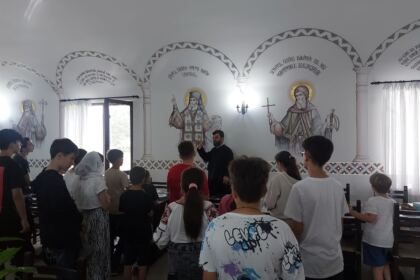 Tineri din Parohia „Adormirea Maicii Domnului” din Tecuci, pelerini la mănăstiri din Arhiepiscopia Dunării de Jos – fotografia 8