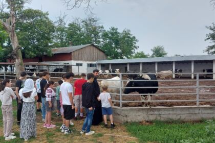 Tineri din Parohia „Adormirea Maicii Domnului” din Tecuci, pelerini la mănăstiri din Arhiepiscopia Dunării de Jos – fotografia 9