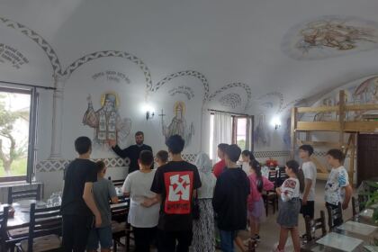 Tineri din Parohia „Adormirea Maicii Domnului” din Tecuci, pelerini la mănăstiri din Arhiepiscopia Dunării de Jos – fotografia 11