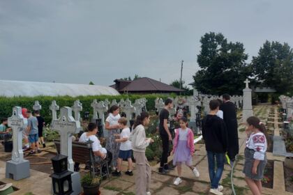 Tineri din Parohia „Adormirea Maicii Domnului” din Tecuci, pelerini la mănăstiri din Arhiepiscopia Dunării de Jos – fotografia 10