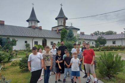 Tineri din Parohia „Adormirea Maicii Domnului” din Tecuci, pelerini la mănăstiri din Arhiepiscopia Dunării de Jos – fotografia 13