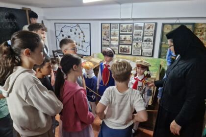 Tineri din Parohia „Adormirea Maicii Domnului” din Tecuci, pelerini la mănăstiri din Arhiepiscopia Dunării de Jos – fotografia 15