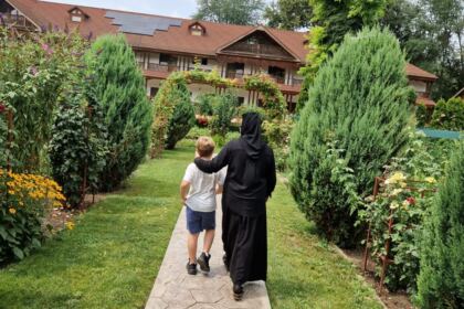 Tineri din Parohia „Adormirea Maicii Domnului” din Tecuci, pelerini la mănăstiri din Arhiepiscopia Dunării de Jos – fotografia 14