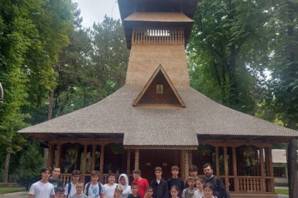 Tineri din Parohia „Adormirea Maicii Domnului” din Tecuci, pelerini la mănăstiri din Arhiepiscopia Dunării de Jos – fotografia 17