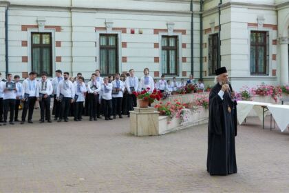 Recunoştinţă, apreciere şi răsplătire la sfârşit de an şcolar pentru elevii seminarişti gălăţeni şi pentru profesorii lor – fotografia 3