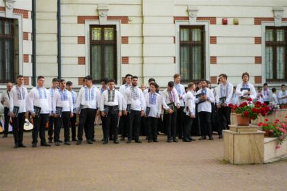 Recunoştinţă, apreciere şi răsplătire la sfârşit de an şcolar pentru elevii seminarişti gălăţeni şi pentru profesorii lor – fotografia 4