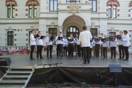 Recunoştinţă, apreciere şi răsplătire la sfârşit de an şcolar pentru elevii seminarişti gălăţeni şi pentru profesorii lor – fotografia 12