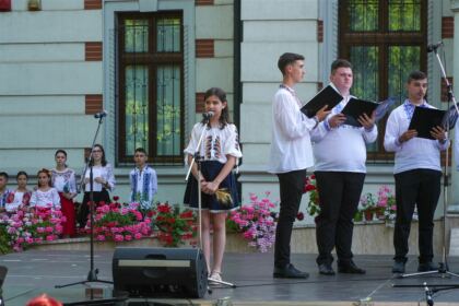 Recunoştinţă, apreciere şi răsplătire la sfârşit de an şcolar pentru elevii seminarişti gălăţeni şi pentru profesorii lor – fotografia 21