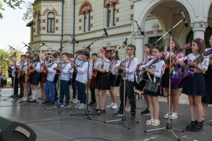 Recunoştinţă, apreciere şi răsplătire la sfârşit de an şcolar pentru elevii seminarişti gălăţeni şi pentru profesorii lor – fotografia 31