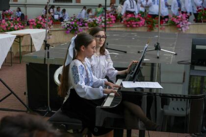 Recunoştinţă, apreciere şi răsplătire la sfârşit de an şcolar pentru elevii seminarişti gălăţeni şi pentru profesorii lor – fotografia 39