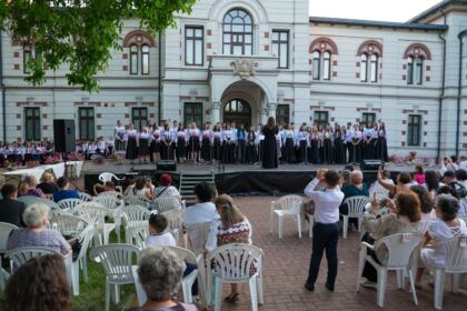 Recunoştinţă, apreciere şi răsplătire la sfârşit de an şcolar pentru elevii seminarişti gălăţeni şi pentru profesorii lor – fotografia 44