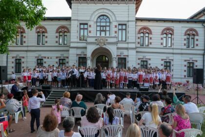 Recunoştinţă, apreciere şi răsplătire la sfârşit de an şcolar pentru elevii seminarişti gălăţeni şi pentru profesorii lor – fotografia 45