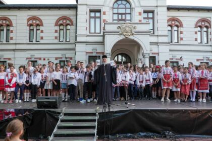 Recunoştinţă, apreciere şi răsplătire la sfârşit de an şcolar pentru elevii seminarişti gălăţeni şi pentru profesorii lor – fotografia 55