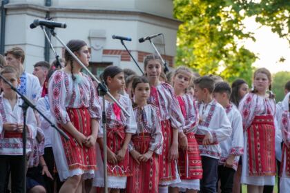 Recunoştinţă, apreciere şi răsplătire la sfârşit de an şcolar pentru elevii seminarişti gălăţeni şi pentru profesorii lor – fotografia 56