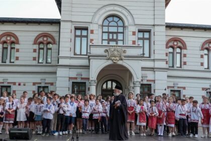 Recunoştinţă, apreciere şi răsplătire la sfârşit de an şcolar pentru elevii seminarişti gălăţeni şi pentru profesorii lor – fotografia 59