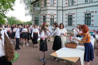 Recunoştinţă, apreciere şi răsplătire la sfârşit de an şcolar pentru elevii seminarişti gălăţeni şi pentru profesorii lor – fotografia 64