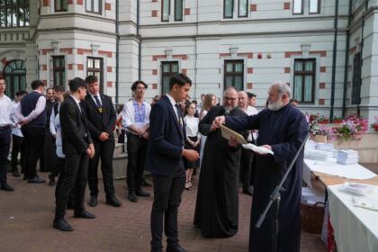 Recunoştinţă, apreciere şi răsplătire la sfârşit de an şcolar pentru elevii seminarişti gălăţeni şi pentru profesorii lor – fotografia 68