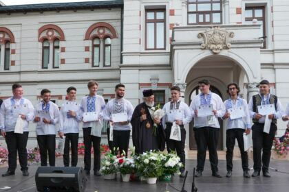 Recunoştinţă, apreciere şi răsplătire la sfârşit de an şcolar pentru elevii seminarişti gălăţeni şi pentru profesorii lor – fotografia 69