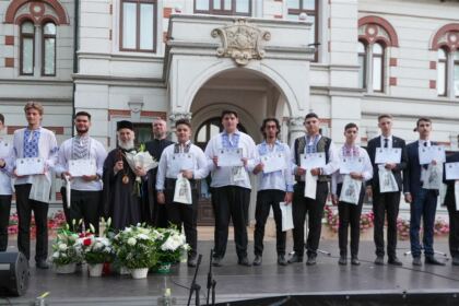 Recunoştinţă, apreciere şi răsplătire la sfârşit de an şcolar pentru elevii seminarişti gălăţeni şi pentru profesorii lor – fotografia 71