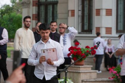 Recunoştinţă, apreciere şi răsplătire la sfârşit de an şcolar pentru elevii seminarişti gălăţeni şi pentru profesorii lor – fotografia 72