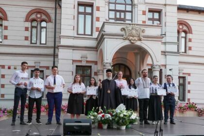 Recunoştinţă, apreciere şi răsplătire la sfârşit de an şcolar pentru elevii seminarişti gălăţeni şi pentru profesorii lor – fotografia 73