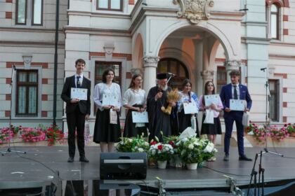 Recunoştinţă, apreciere şi răsplătire la sfârşit de an şcolar pentru elevii seminarişti gălăţeni şi pentru profesorii lor – fotografia 76