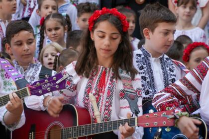 Serbare de sfârşit de an pentru clasele primare de la Seminarul Teologic „Sfântul Apostol Andrei“ din Galaţi – fotografia 46