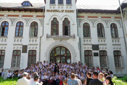 Serbare de sfârşit de an pentru clasele primare de la Seminarul Teologic „Sfântul Apostol Andrei“ din Galaţi – fotografia 48
