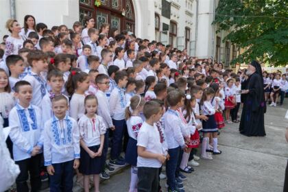 Serbare de sfârşit de an pentru clasele primare de la Seminarul Teologic „Sfântul Apostol Andrei“ din Galaţi – fotografia 51