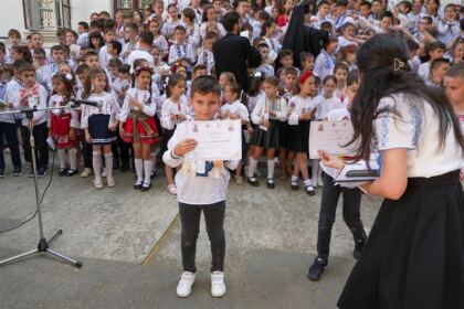 Serbare de sfârşit de an pentru clasele primare de la Seminarul Teologic „Sfântul Apostol Andrei“ din Galaţi – fotografia 61