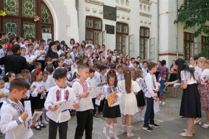 Serbare de sfârşit de an pentru clasele primare de la Seminarul Teologic „Sfântul Apostol Andrei“ din Galaţi – fotografia 63