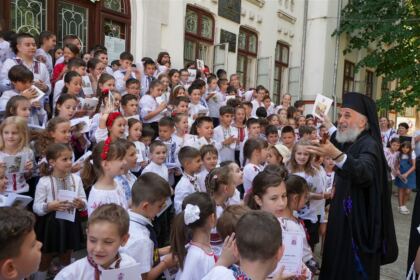 Serbare de sfârşit de an pentru clasele primare de la Seminarul Teologic „Sfântul Apostol Andrei“ din Galaţi – fotografia 68