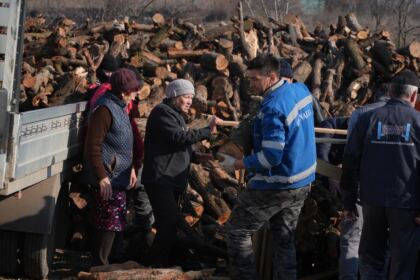 Lemne oferite de Arhiepiscopia Dunării de Jos pentru sinistraţii din judeţul Galaţi – fotografia 2