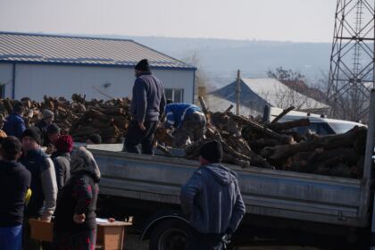 Lemne oferite de Arhiepiscopia Dunării de Jos pentru sinistraţii din judeţul Galaţi – fotografia 13