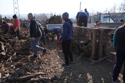 Lemne oferite de Arhiepiscopia Dunării de Jos pentru sinistraţii din judeţul Galaţi – fotografia 16
