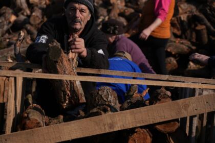Lemne oferite de Arhiepiscopia Dunării de Jos pentru sinistraţii din judeţul Galaţi – fotografia 20