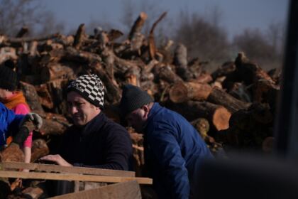Lemne oferite de Arhiepiscopia Dunării de Jos pentru sinistraţii din judeţul Galaţi – fotografia 21